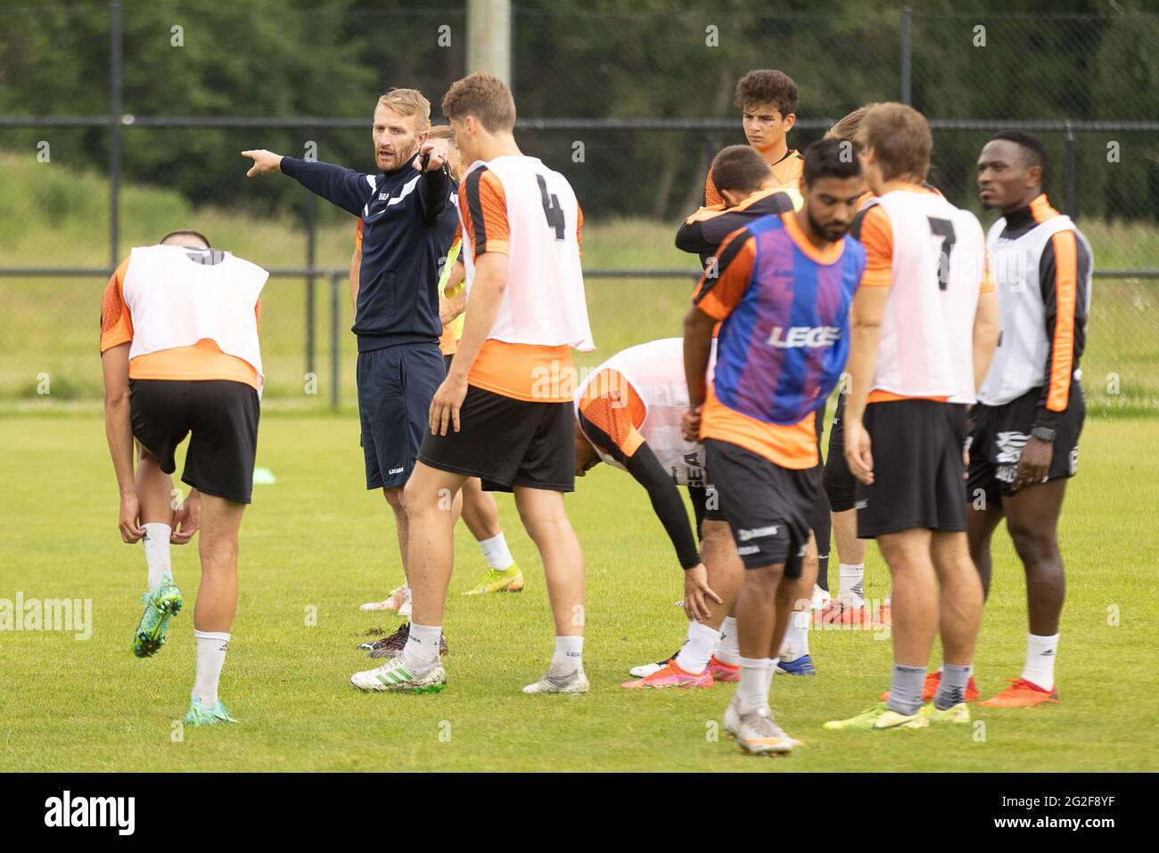 Deinzes neuer Cheftrainer Wim De Decker im Rahmen eines Trainings von KMSK Deinze, dem ersten der neuen Saison 2021-2022 der Proximus League Stockfoto