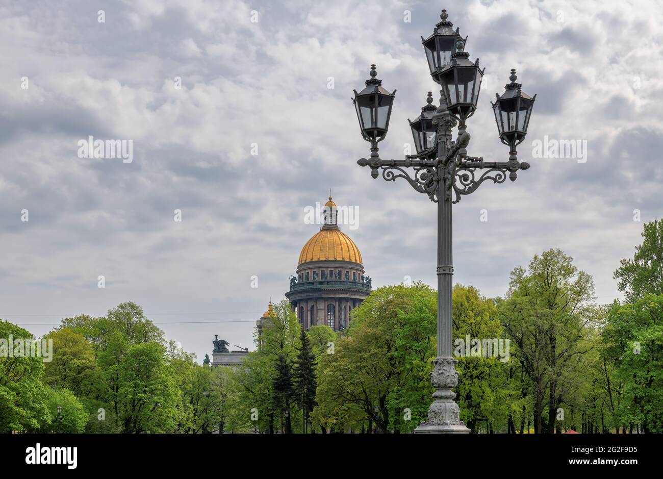 Straßenlaterne und Isaakskathedrale am Sommertag und dramatischer Himmel in St. Petersburg, Russland. Stockfoto