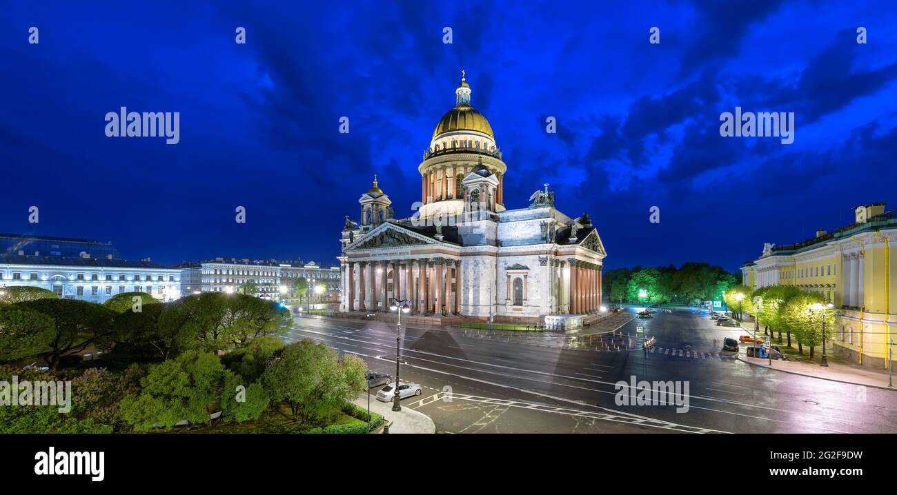 Skyline von Sankt Petersburg bei Nacht mit der Isaakskathedrale, Russland Stockfoto