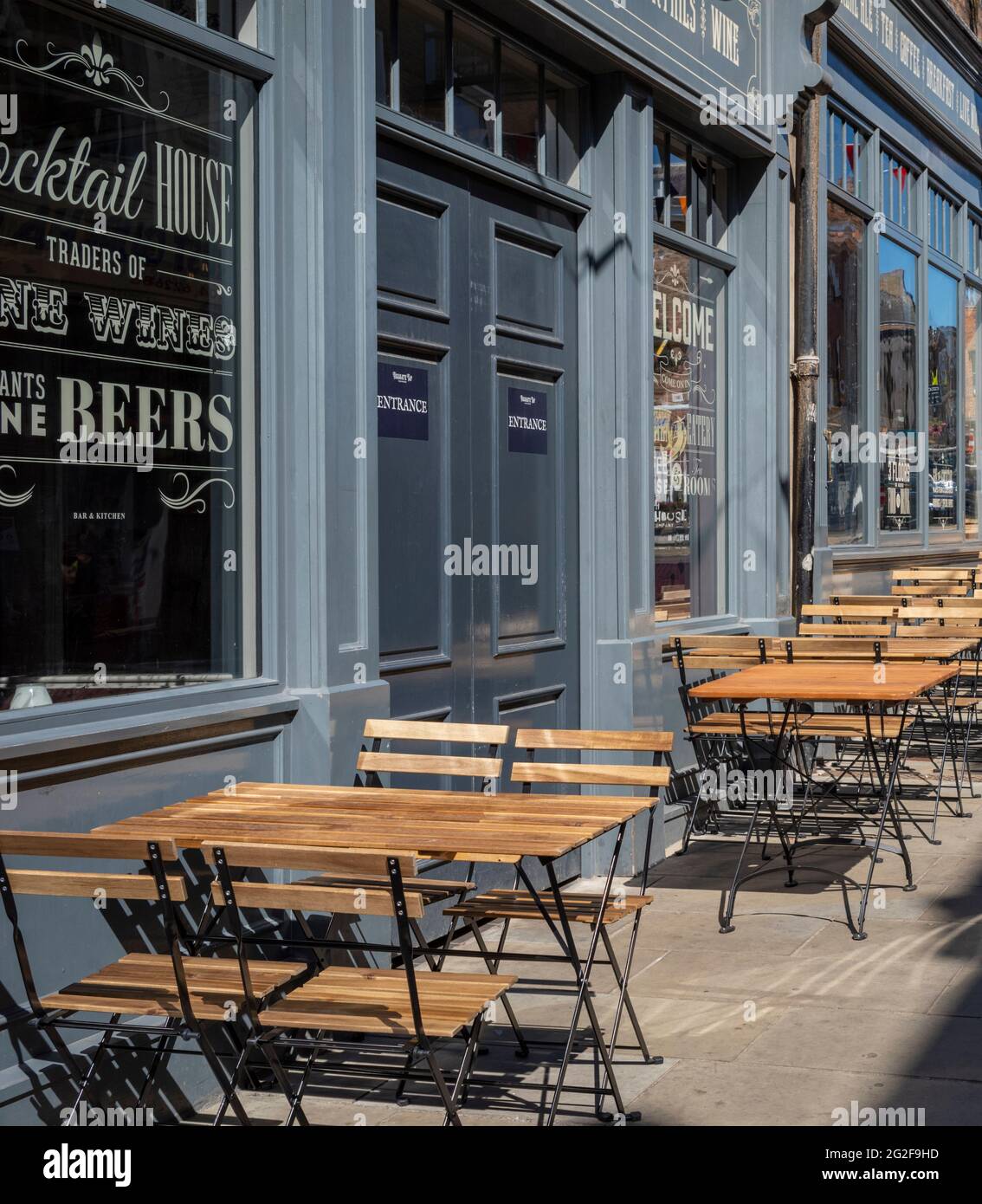 „Leere Stühle an leeren Tischen“, Fossgate, City of York, Großbritannien Stockfoto