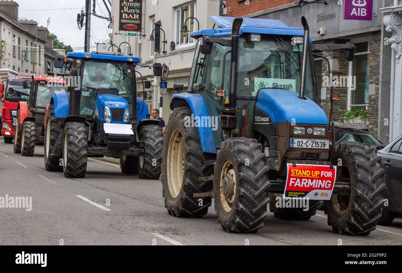 Skibbereen, West Cork, Irland, Freitag, 11. Juni 2021. Die Bauern brachten ihre Traktoren heute im Rahmen eines koordinierten Protestes in mehreren Kreisstädten auf die Straßen von Skibbereen, um ihre Besorgnis über die aktuellen GAP-Vorschläge und das Klimaschutzgesetz der Regierung zum Ausdruck zu bringen. Credit aphperspective/ Alamy Live News Stockfoto