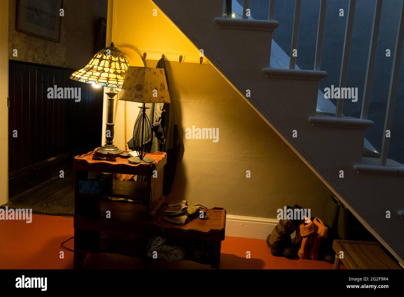 Eine Jugendstil-Lampe mit Tiffany-Lampenschirm aus Buntglas, der wunderschöne Schatten erzeugt. --- EIN Wochenende im Brooklyn House, Martham Stockfoto