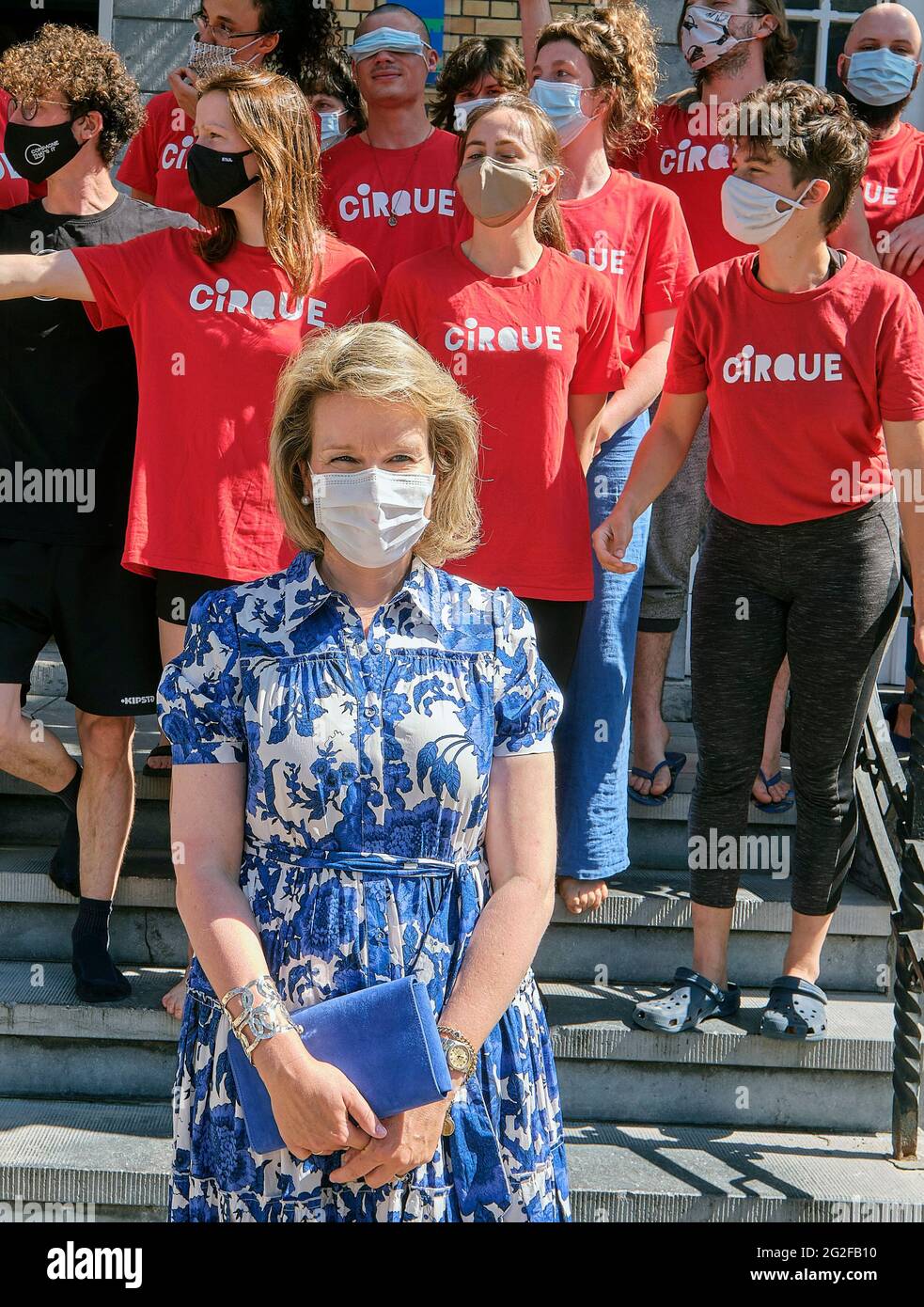 Königin Mathilde von Belgien posiert für ein Gruppenfoto mit den Mitgliedern der Zirkusschule während eines königlichen Besuchs in der Brüsseler Zirkusschule „Ecole du Cirque d Stockfoto