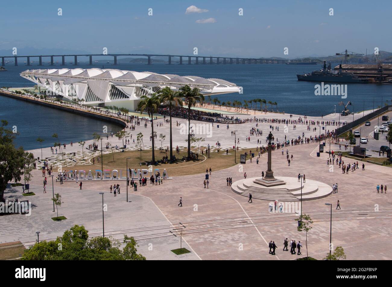 RIO DE JANEIRO, BRASILIEN - 6. JANUAR 2016: Besucher stehen Schlange, um das neu eröffnete Museum of Tomorrow auf dem Maua-Platz zu besuchen. Stockfoto