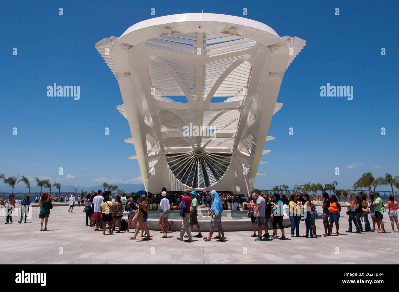 RIO DE JANEIRO, BRASILIEN - 6. JANUAR 2016: Besucher stehen Schlange, um das neu eröffnete Museum of Tomorrow auf dem Maua-Platz zu besuchen. Stockfoto