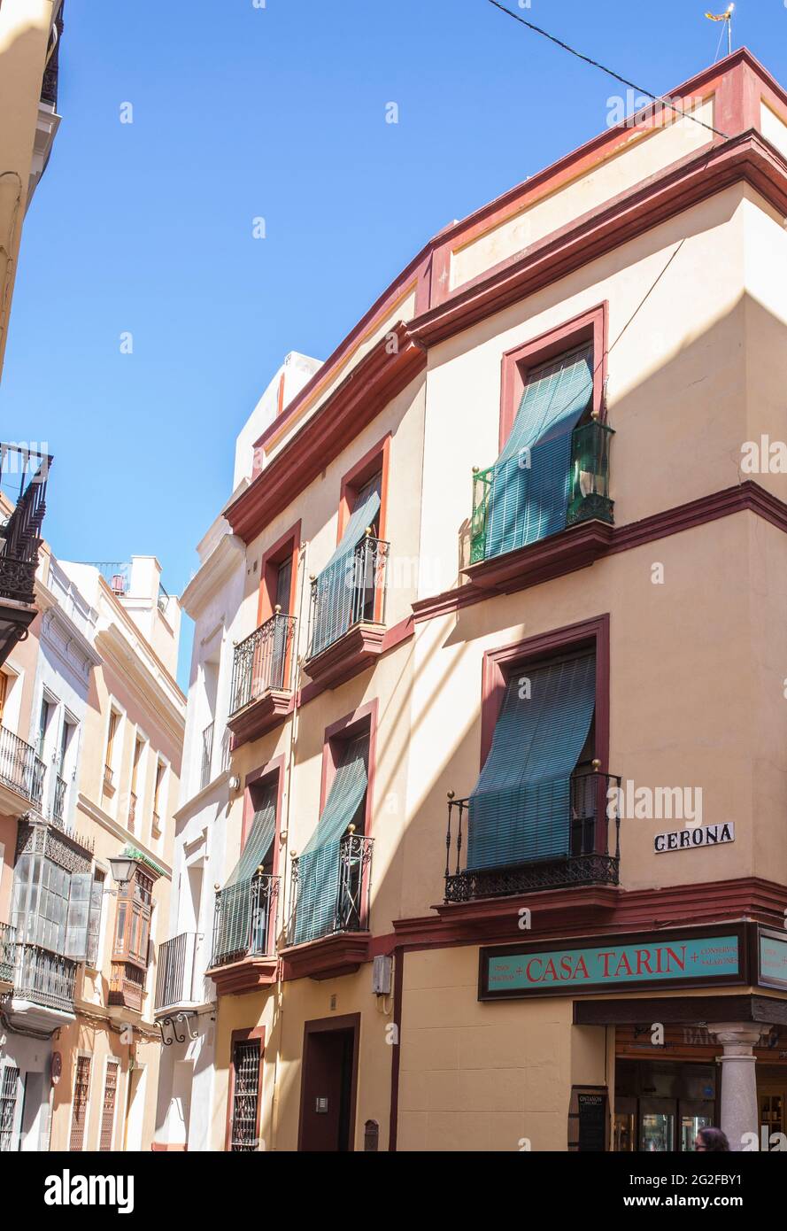 Spaziergang durch die enge Straße des Macarena-Viertels, dem historischen Viertel von Sevilla, Spanien Stockfoto Spaziergang durch die enge Straße des Macarena-Viertels, dem historischen Viertel von Sevilla, Spanien Stockfoto