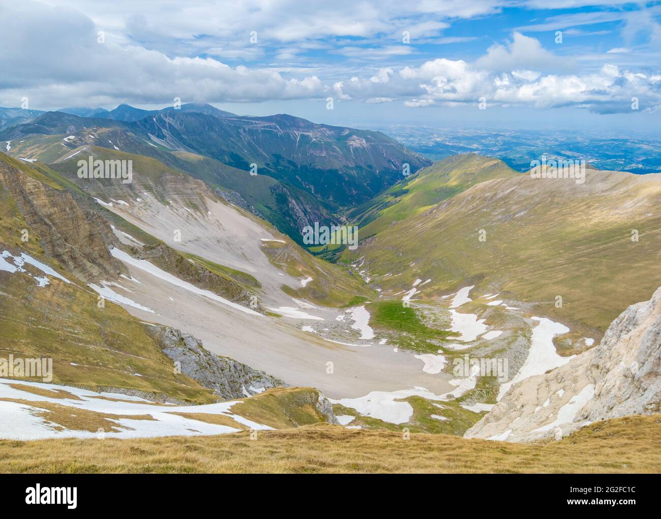 Monte Redentore und Pilato See (Italien) - der Landschaftgipfel des Monte Redentore mit Pilato See, zwischen den Regionen Umbrien und Marken, Sibillini. Stockfoto