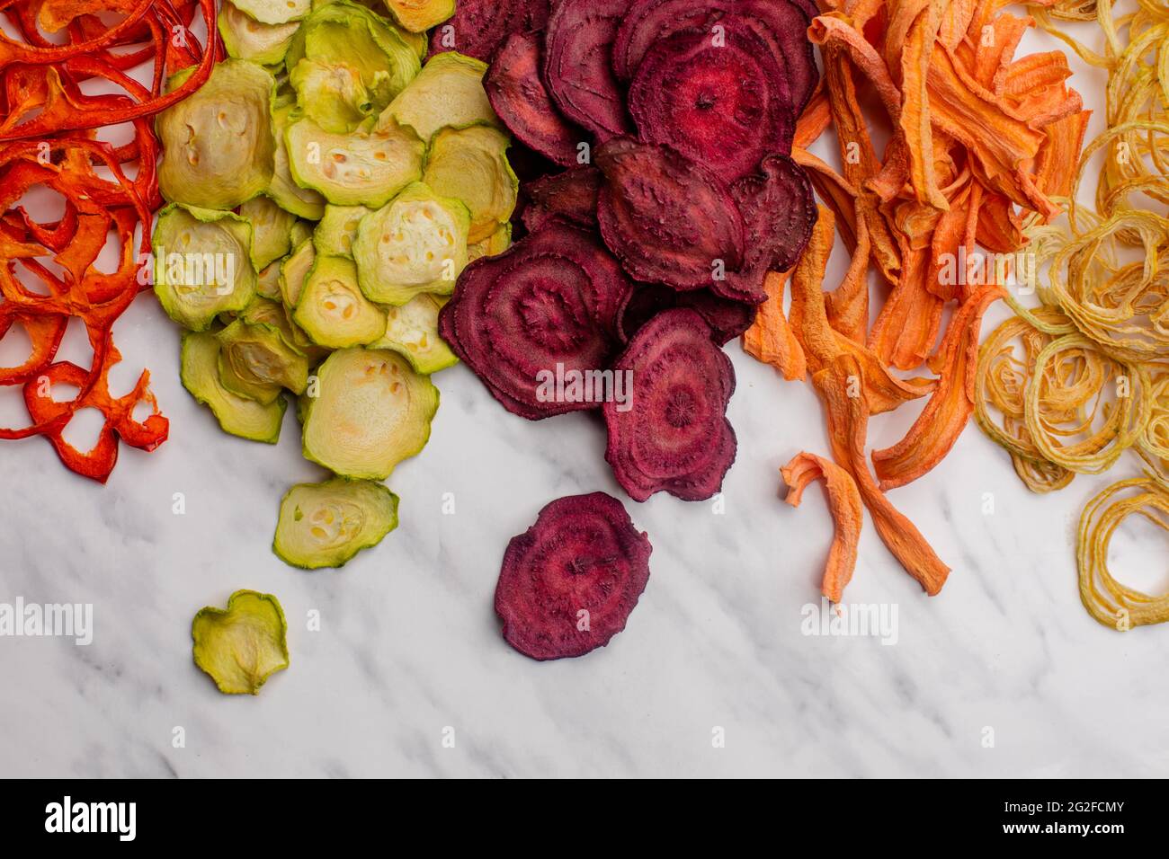 Dehydriertes Gemüse Haufen isoliert auf weiß als Snack für Vegetarier Stockfoto