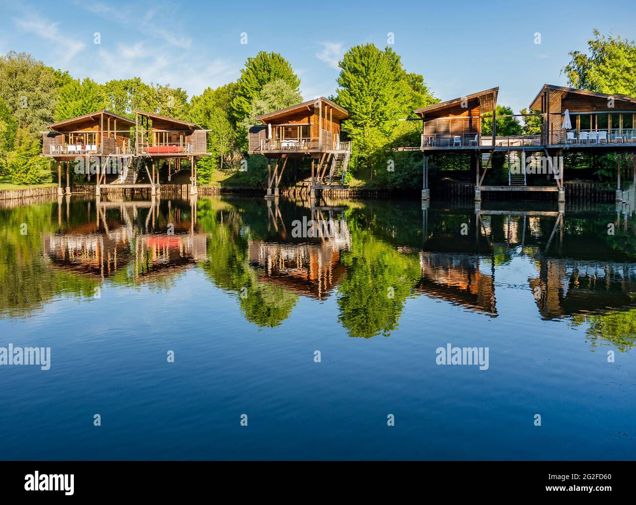 Ferienhäuser auf Stelzen in Chanaz, dem kleinen Venedig von Savoie, Frankreich Stockfoto