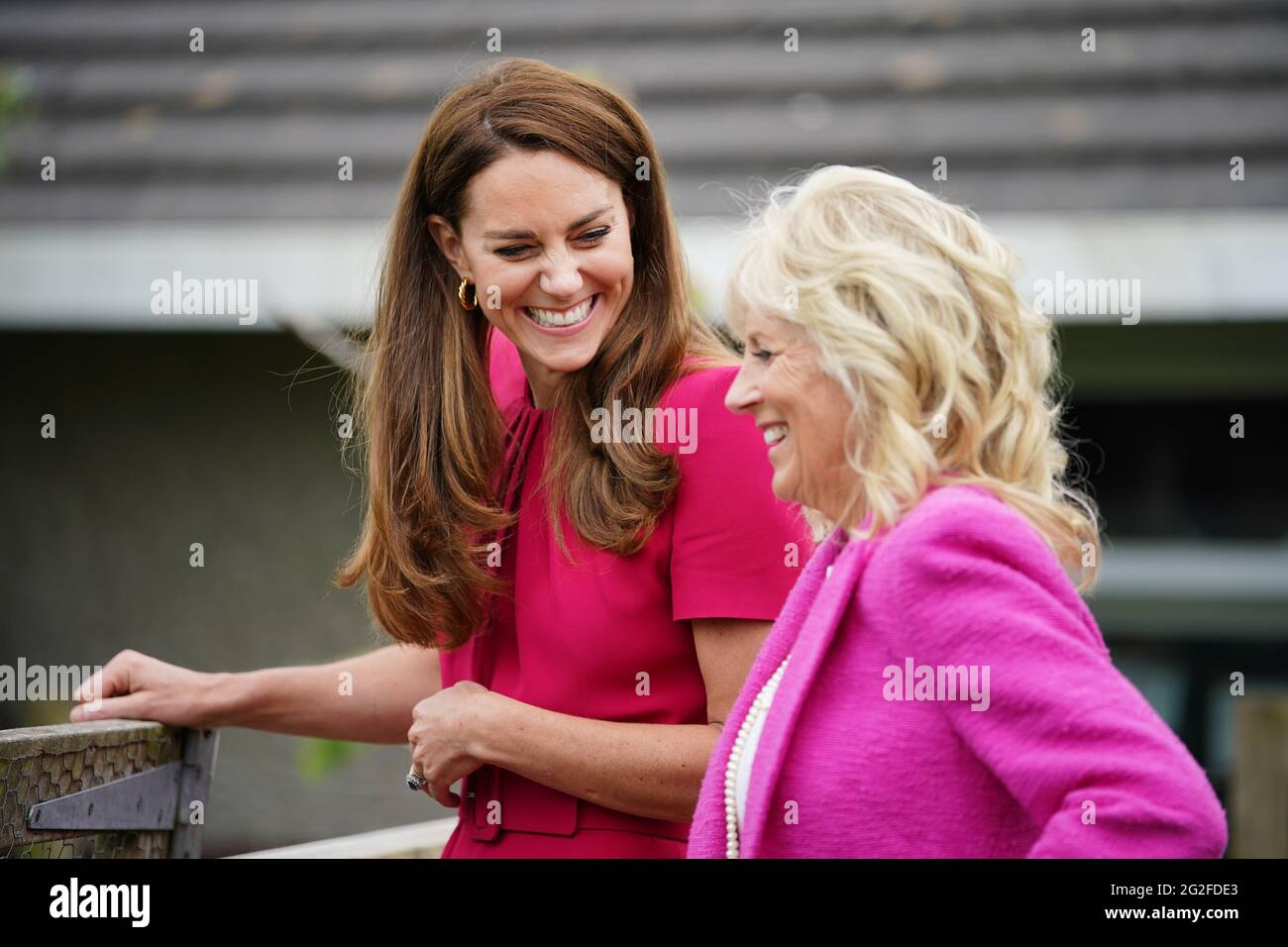 Die Herzogin von Cambridge (links) und die US-First Lady Jill Biden bei einem Besuch der Connor Downs Academy in Hayle, West Cornwall, während des G7-Gipfels in Cornwall. Bilddatum: Freitag, 11. Juni 2021. Stockfoto