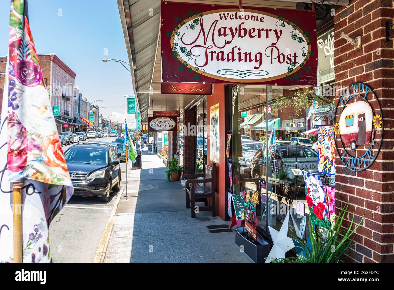 MT. AIRY, NC, USA-5 JUNE 2021: Blick auf die geschäftige Main Street, vorbei an der farbenfrohen Mayberry Trading Post. Stockfoto