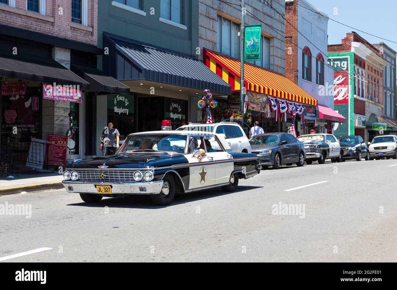 MT. AIRY, NC, USA5 JUNE 2021 Ein 60s Ford Galaxie Police Car fährt