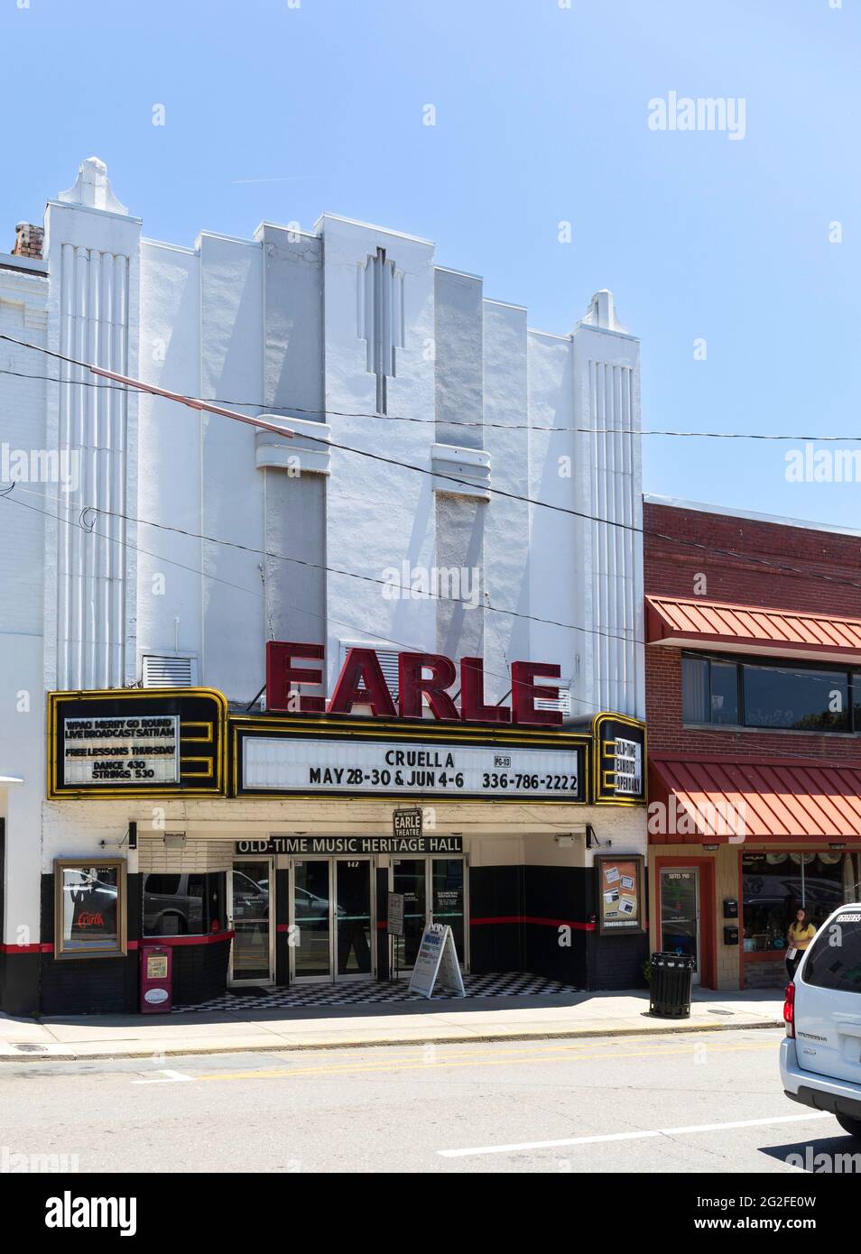 MT. AIRY, NC, USA-5 JUNE 2021: Das örtliche Kino und die 'Old-Time Music Heritage Hall', The Earle, spielt auf der Main Street, zeigt derzeit 'Cruella', Stockfoto