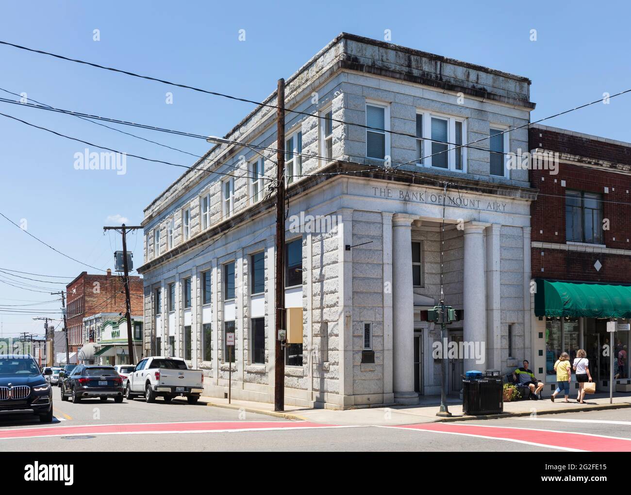 MT. AIRY, NC, USA-5 JUNE 2021: Zwanzig Jahre lang steht das ikonische Bank of Mount Airy-Gebäude leer an der Main Street. Stockfoto