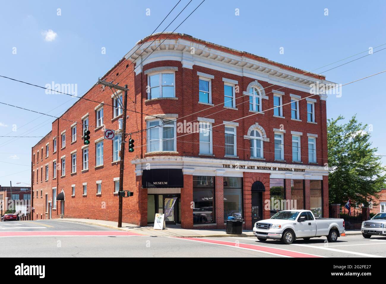 MT. AIRY, North Carolina, USA-5 JUNE 2021: Das Mount Airy Museum of Regional History befindet sich auf der Main Street. Horizontales Bild. Stockfoto
