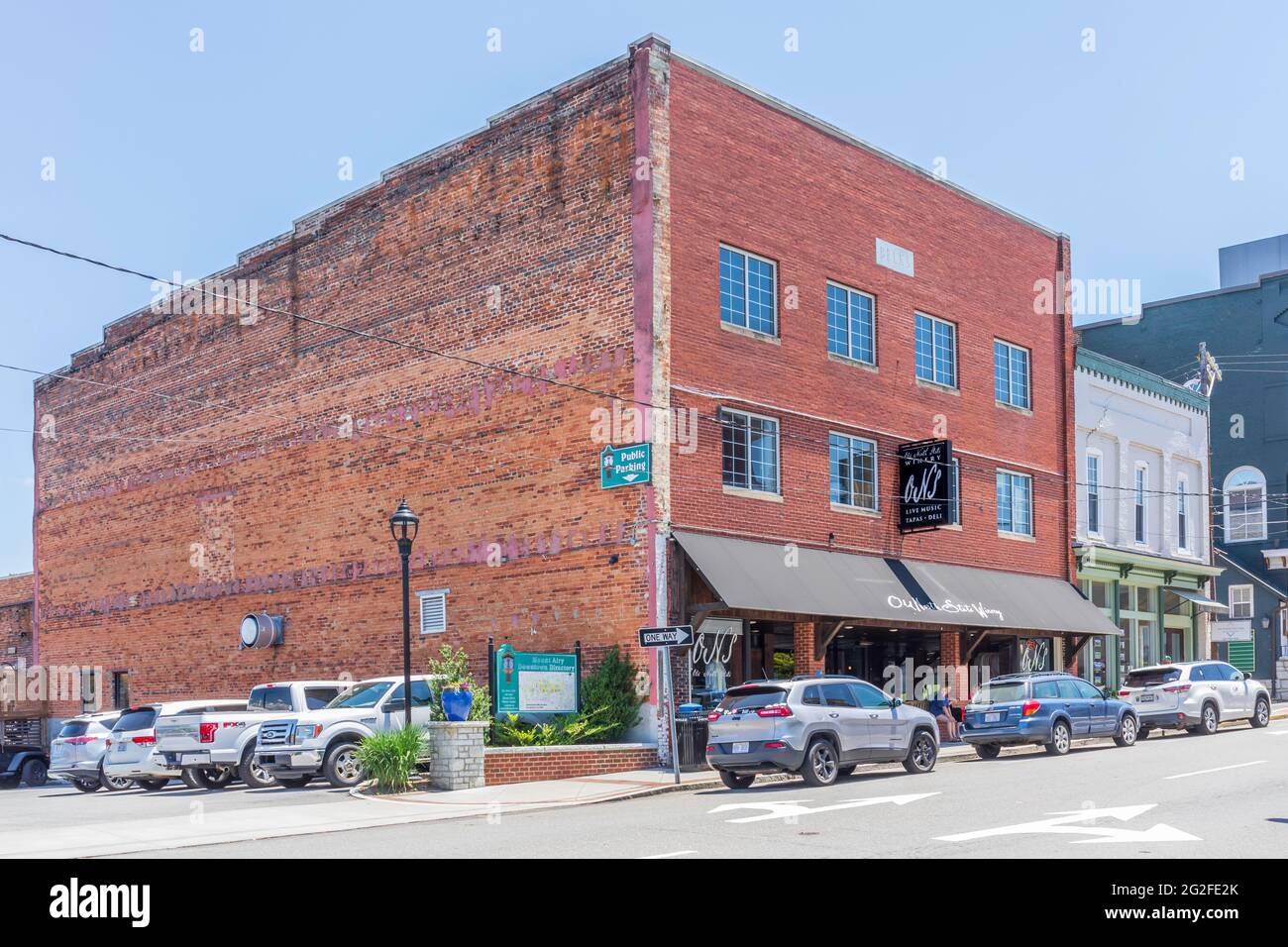 MT. AIRY, NC, USA-5 JUNE 2021: The Old North State Winery, on Main Street. Horizontales Bild. Stockfoto