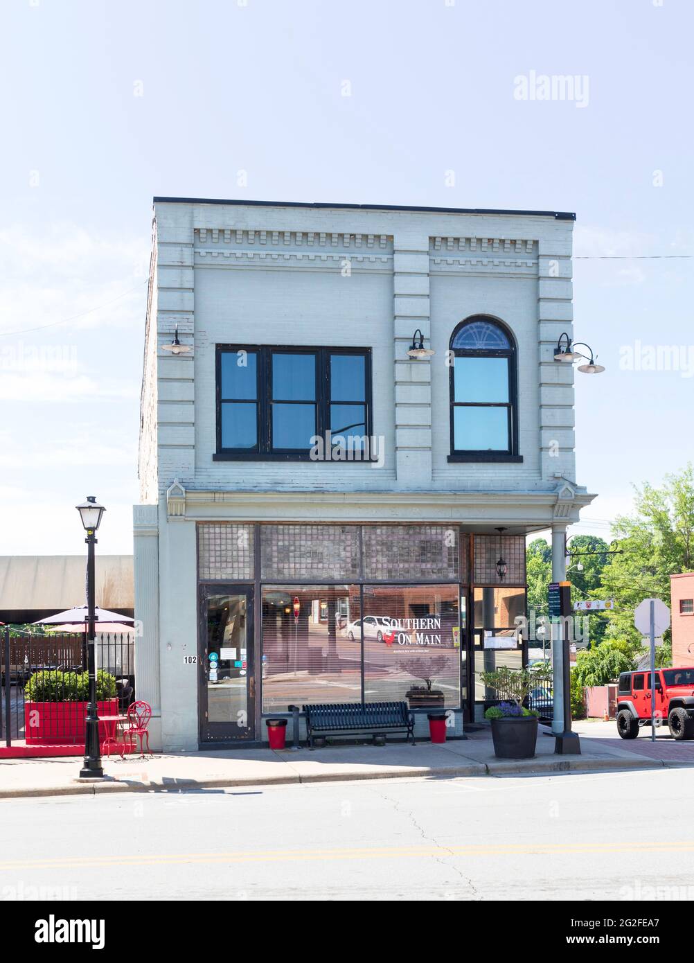 ELKIN, NC, USA-5 JUNE 2021: Southern On Main ist ein Restaurant, das sich auf südliche Gerichte spezialisiert hat. Vertikales Bild. Stockfoto