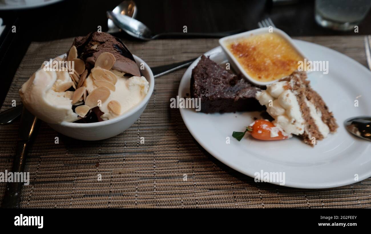 Nachspeisen nach dem Essen süße Leckereien Leckereien Essen im fünf-Sterne-Restaurant mit zwanglosem Buffet J W Cafe Süßigkeiten nach dem Abendessen am Ende einer Mahlzeit Stockfoto