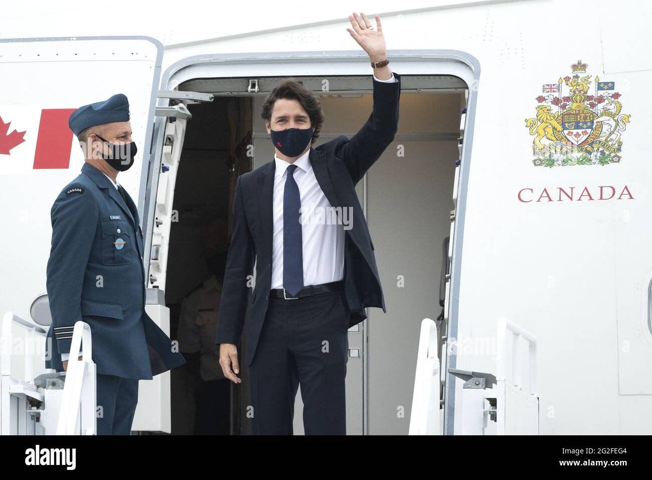 Newquay, Großbritannien. Juni 2021. Der kanadische Premierminister Justin Trudeau trifft am 10. Juni 2021 vor dem G7-Gipfel in Cornwall auf dem Cornwall Airport Newquay ein. Trudeau wurde von Ralph Goodale, dem Hohen Kommissar von Kanada, und Richard Austin, dem Sonderbeauftragten des Außenministers, begrüßt. Foto von Doug Peters/G7 Cornwall 2021/UPI Credit: UPI/Alamy Live News Stockfoto