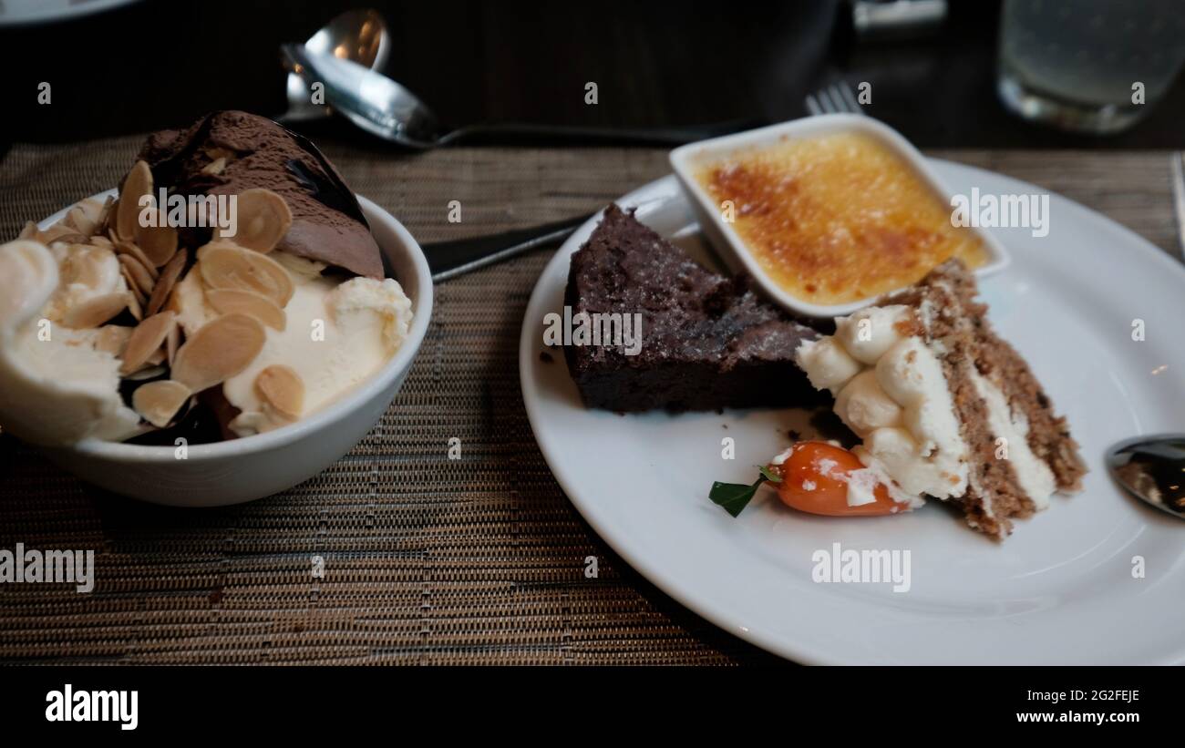 Nachspeisen nach dem Essen süße Leckereien Leckereien Essen im fünf-Sterne-Restaurant mit zwanglosem Buffet J W Cafe Süßigkeiten nach dem Abendessen am Ende einer Mahlzeit Stockfoto