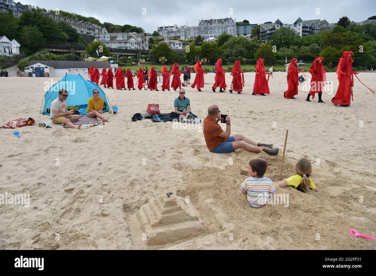 Auslöschung Rebellion Rote Rebellen während einer XR-Demonstration in St. Ives, während des G7-Gipfels in Cornwall. Bilddatum: Freitag, 11. Juni 2021. Stockfoto