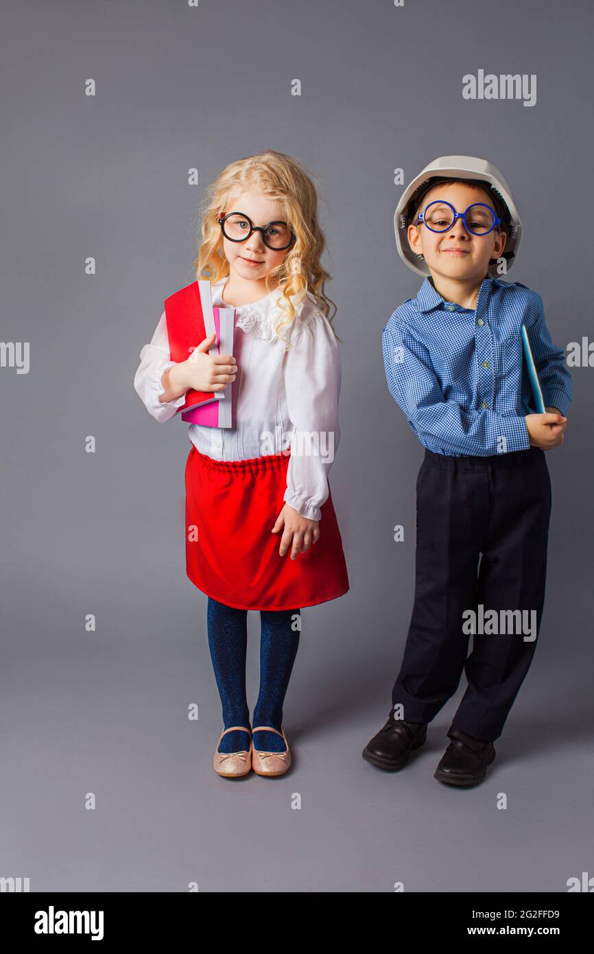 Das kleine Paar in Kostümen von Lehrer und Ingenieur Stockfotografie - Alamy