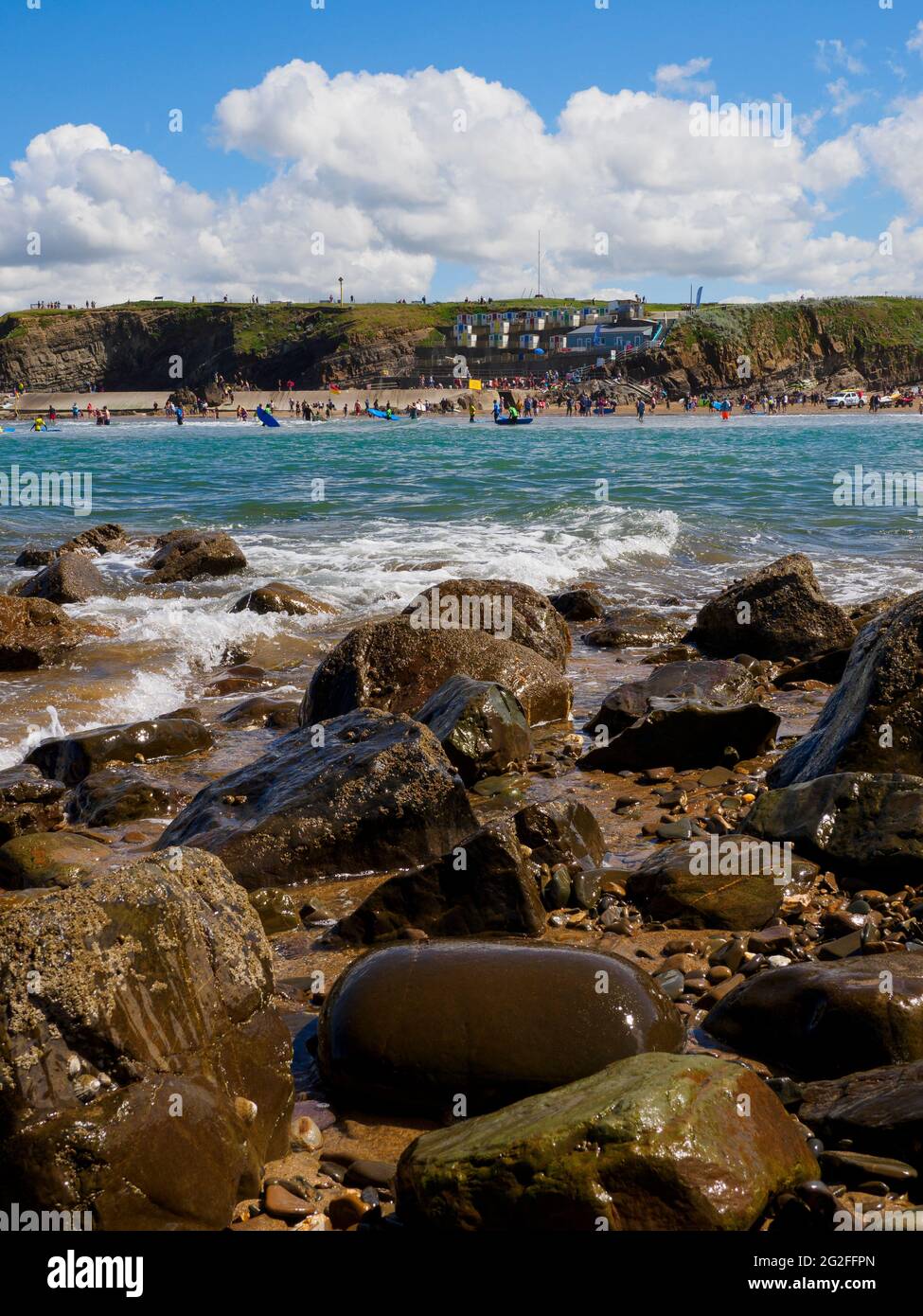 Felsen am Ende des Breakwater mit Blick über das Wasser zum Summerleaze Strand und dem Seapool, Bude, Cornwall, Großbritannien Stockfoto