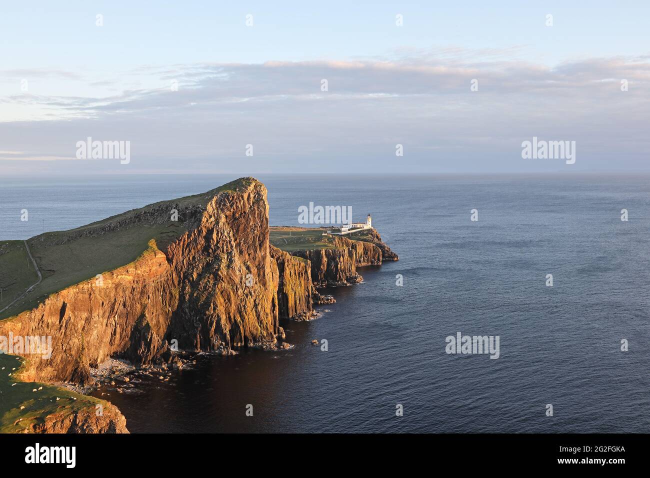 Neist Point Leuchtturm in Late Evening Light, Isle of Skye, Schottland, Großbritannien. Stockfoto