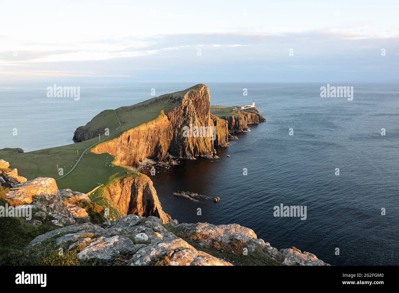 Neist Point Leuchtturm in Late Evening Light, Isle of Skye, Schottland, Großbritannien. Stockfoto