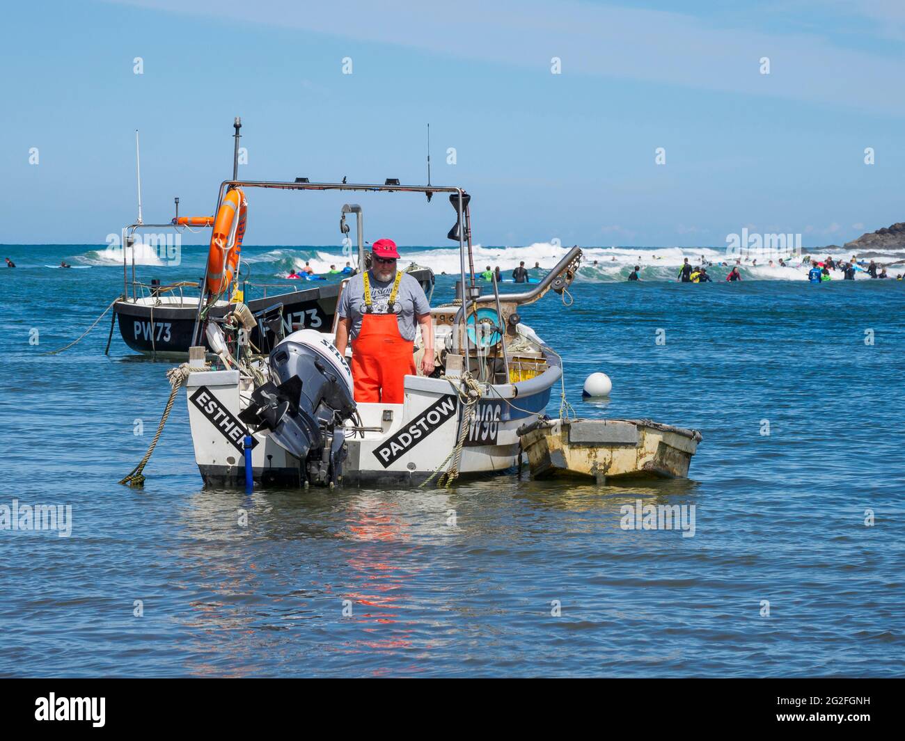 Fischer, der das Boot vorbereitet, um auf See zu gehen, Bude, Cornwall, Großbritannien Stockfoto