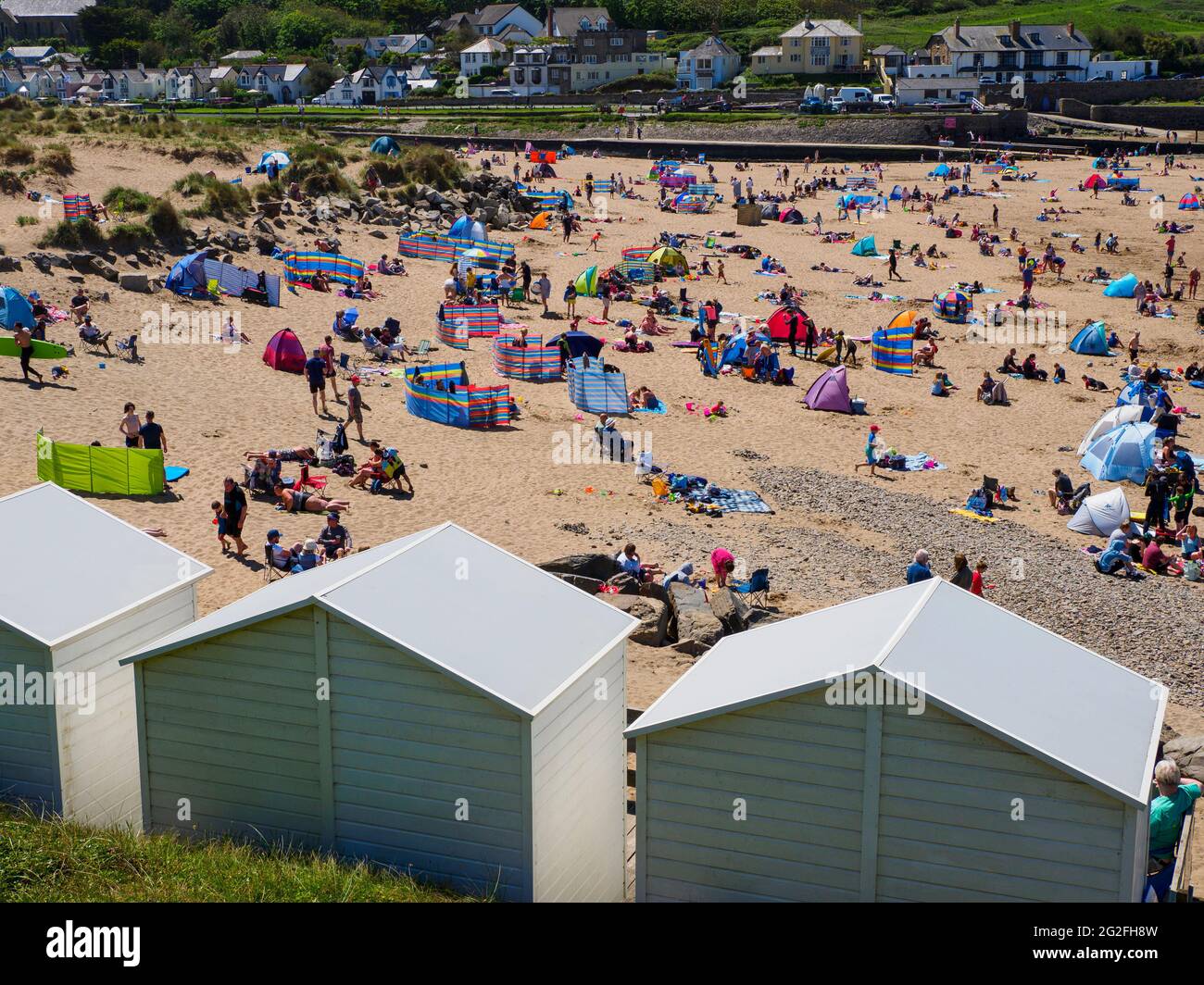 Viele Leute am Summerleaze Beach während der Ferien, Bude, Cornwall, Großbritannien Stockfoto