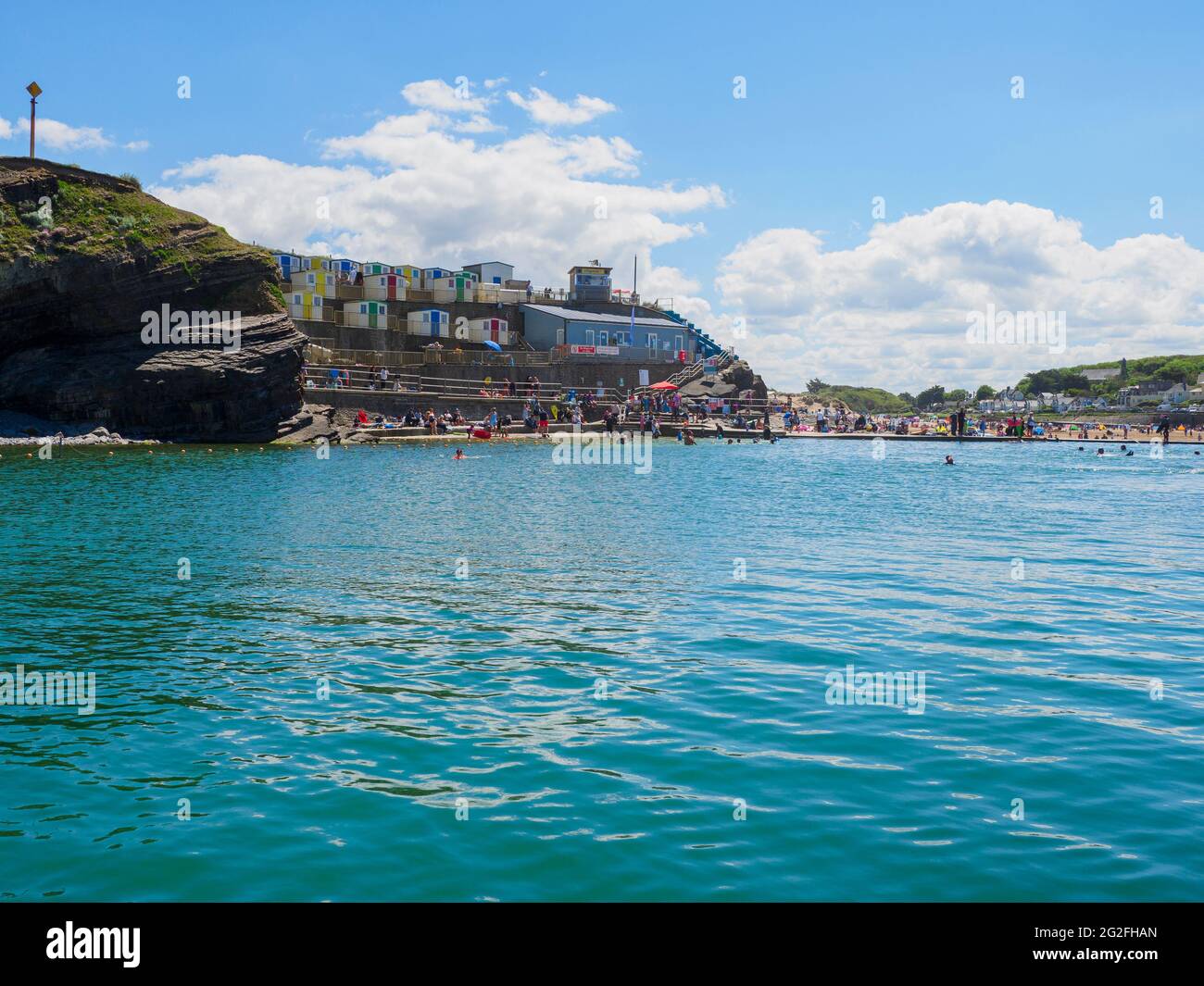 Das Bude Sea Pool, ein Gezeitenbecken, das in die Felsen am Summerleaze Beach, Bude, Cornwall, Großbritannien, eingebaut ist Stockfoto