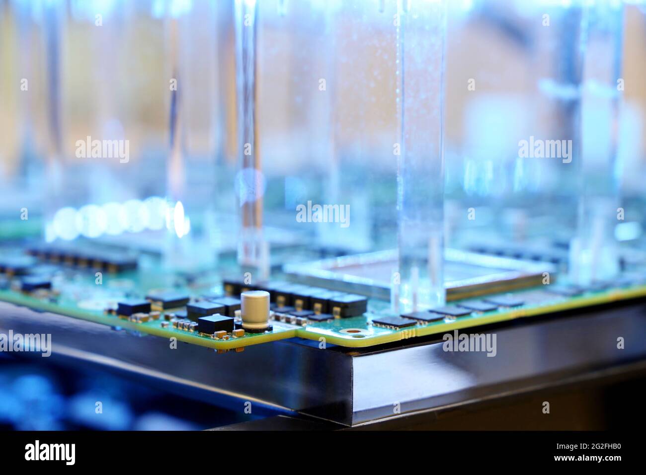 CPU-Mikrochips auf Computerplattform mit KI-Technologien. Computer-Motherboard mit Komponenten für Server, Software und Hardware komplex Stockfoto