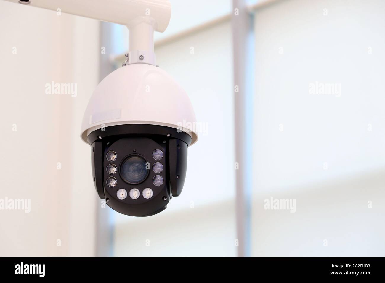 Überwachungsvideokamera mit LED-Hintergrundbeleuchtung auf weißem Hintergrund. CCTV-Kamera, Konzept für Sicherheit und Schutz vor Kriminalität Stockfoto