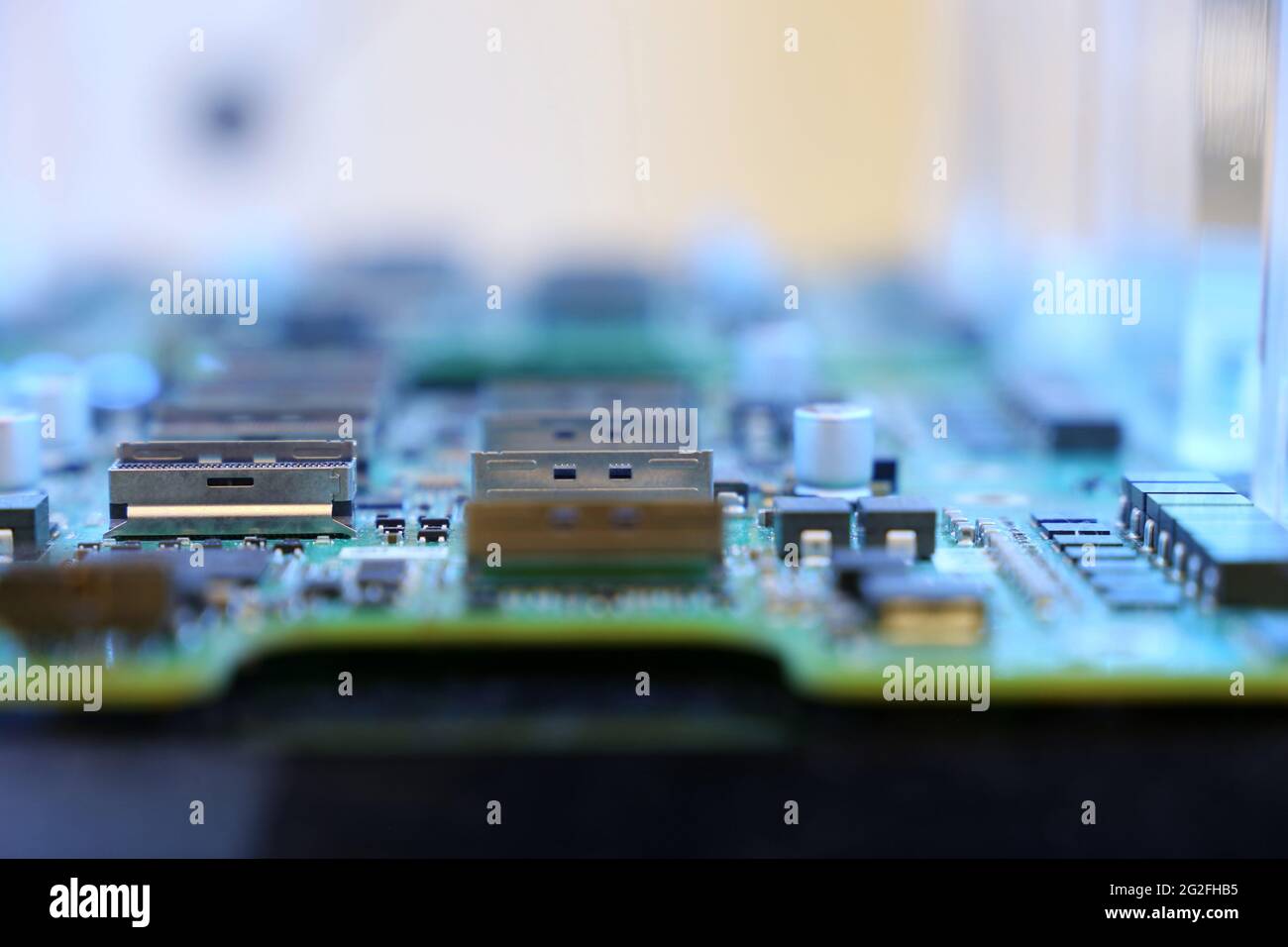 Mikrochips auf der Computerplattform. Computer-Motherboard mit Komponenten für Server, Software und Hardware komplex Stockfoto