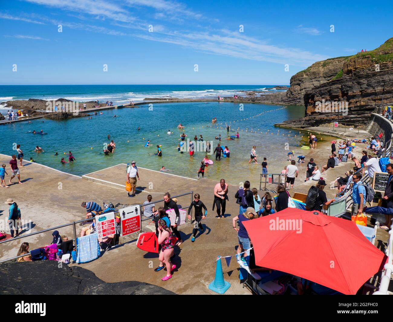 Das Bude Sea Pool, erbaut in den 1930er Jahren, ist ein künstlich anbautes Gezeitenbecken, das in die Felsen gebaut wurde, Bude, Cornwall, Großbritannien Stockfoto