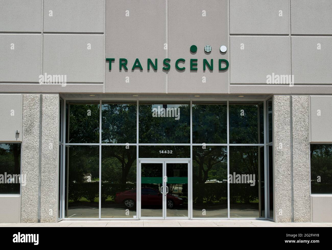 Houston, Texas USA 05-30-2021: Transzendieren Bürogebäude außen in Houston, TX. Hersteller von Trennlösungen. Stockfoto