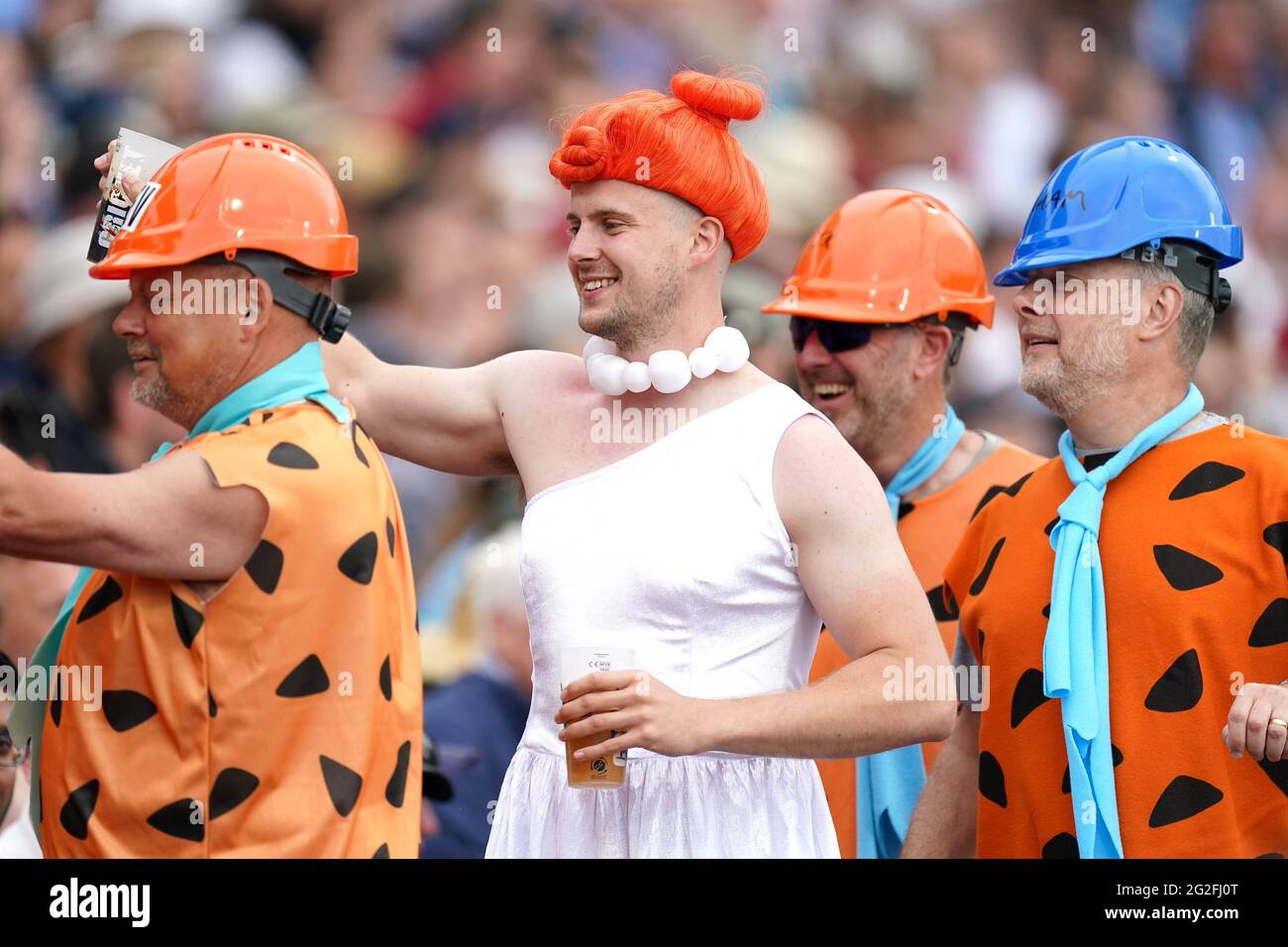 Fans in schickes Kleid auf den Tribünen am zweiten Tag des zweiten LV= Insurance Test Spiels in Edgbaston, Birmingham. Bilddatum: Freitag, 11. Juni 2021. Stockfoto Fans in schickes Kleid auf den Tribünen am zweiten Tag des zweiten LV= Insurance Test Spiels in Edgbaston, Birmingham. Bilddatum: Freitag, 11. Juni 2021. Stockfoto