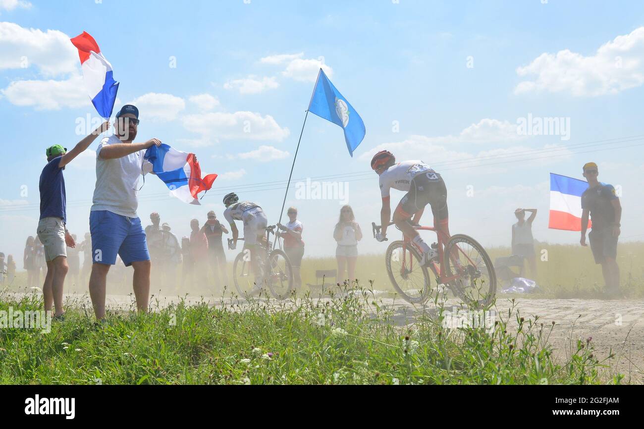 Flaggen fliegen, während der Staub bei der Tour de France steigt Stockfoto