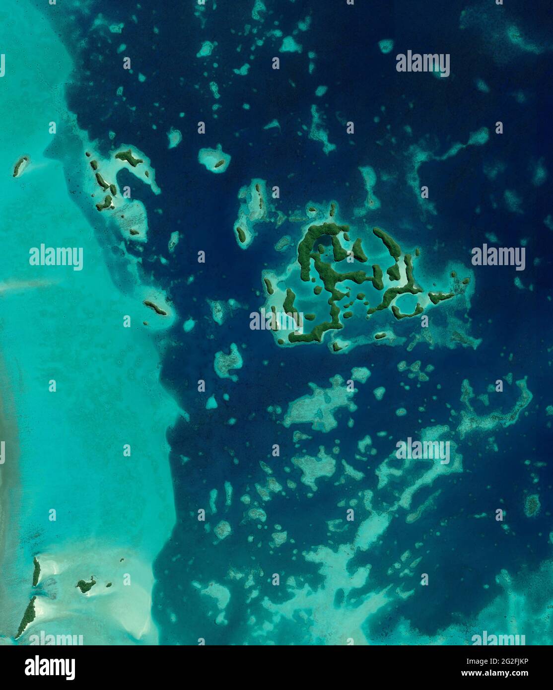 Satellitenansicht von Palau, Mikronesien, Südinsel, unbewohntes Atoll. Kristalliner, transparenter und klarer Meeresboden. Tropische Inseln. Nasa Stockfoto