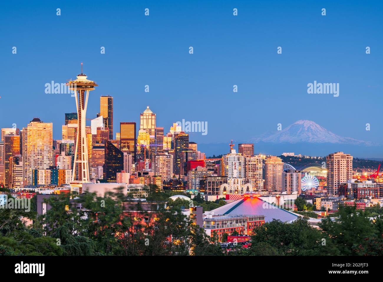 Seattle, Washington, USA Skyline in der Innenstadt bei Dämmerung mit Mt. Rainier. Stockfoto