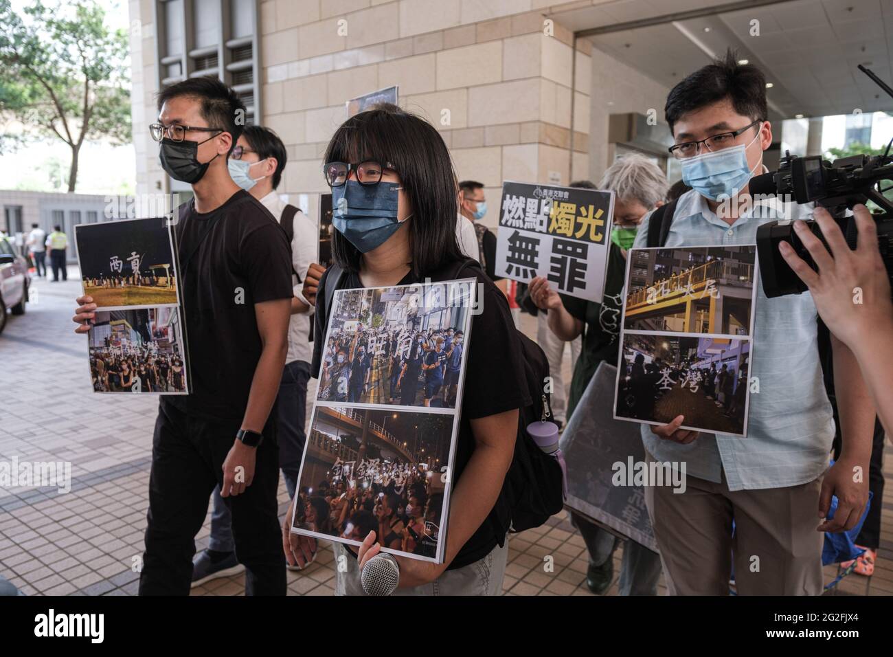 Hongkong, China. Juni 2021. Mitglieder der Allianz Hongkong zur Unterstützung patriotischer demokratischer Bewegungen in China halten Plakate vor einer gerichtlichen Erwähnung. 20 pro-demokratische Aktivisten erschienen vor dem West Kowloon Court wegen der Anschuldigungen der Organisation, Anstiftung und Teilnahme an einer nicht autorisierten Versammlung während einer Mahnwache vom 4. Juni im vergangenen Jahr. Kredit: SOPA Images Limited/Alamy Live Nachrichten Stockfoto