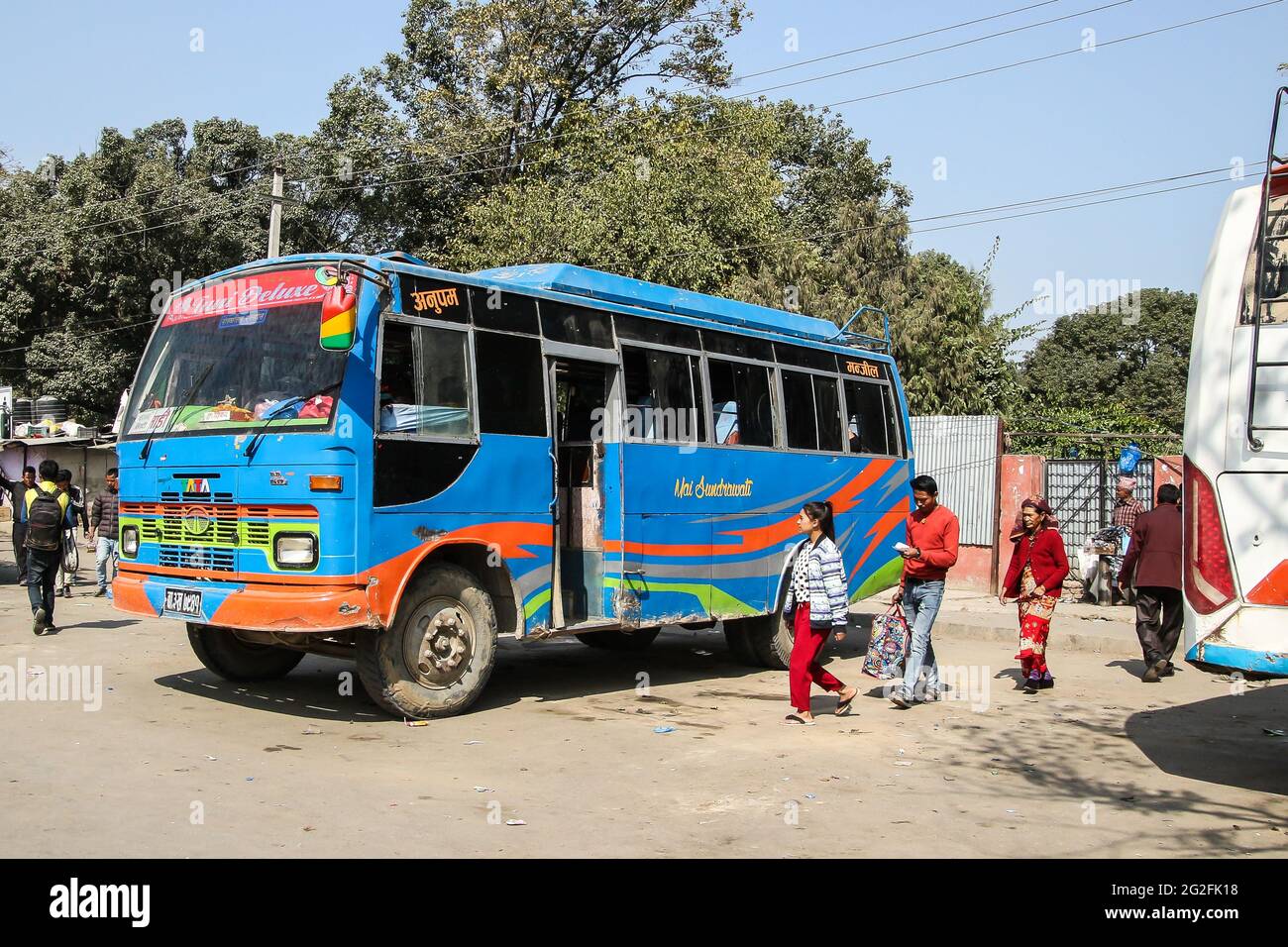 Eine Gruppe von Leuten, die am Busbahnhof von Kathmandu in einen lokalen Bus steigen möchten. Stockfoto