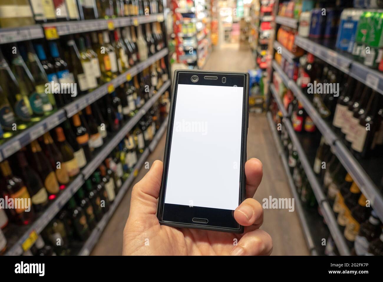 Weißer Smartphone-Bildschirm für Shopping-App in der Hand der Frau. Stockfoto