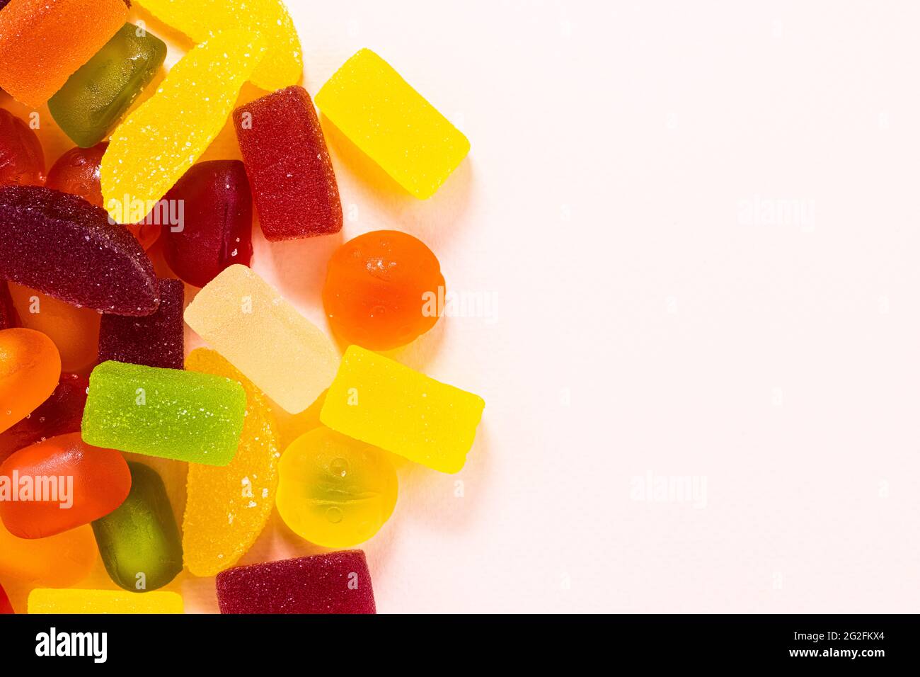 Verschiedene Gelee Bonbons auf rosa Hintergrund mit Kopie spaceю Stockfoto
