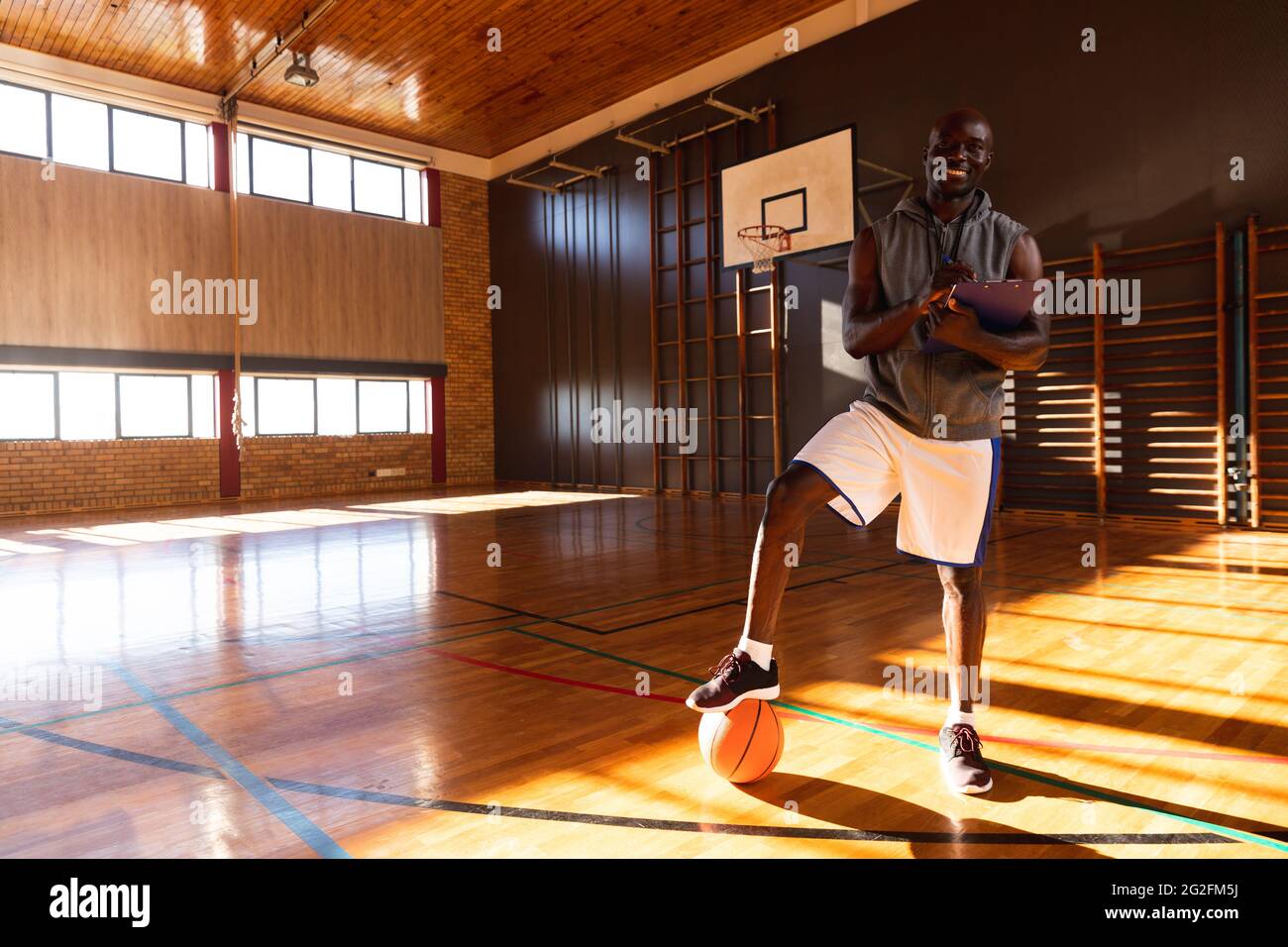 Porträt eines afroamerikanischen Basketballtrainers mit Ball Stockfoto