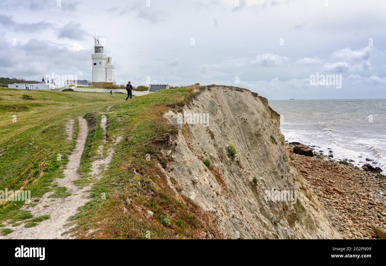 Walker nähert sich dem St. Catherine's Lighthouse am St. Catherine's Point am südlichsten Punkt der Isle of Wight in Hampshire, Großbritannien Stockfoto