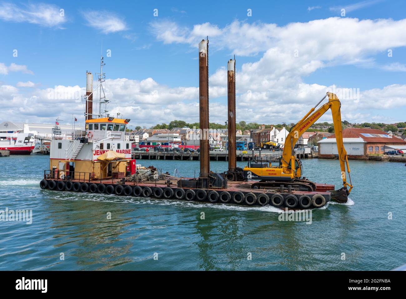 Bagger auf der Isle of Wght in Hampshire, Großbritannien, auf dem Cowes River Stockfoto