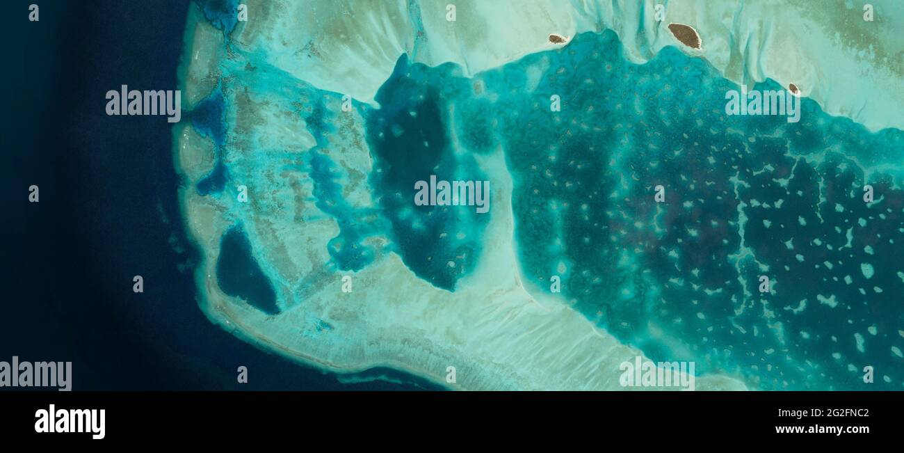 Satellitenansicht von Kepulauan Ayau, Ayu-Inseln, auf den Raja Ampat-Inseln, West-Papua, Indonesien. Kristalliner, transparenter, klarer Meeresboden. Nasa Stockfoto