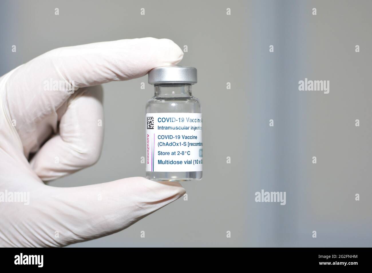 Covid-19-Impfstoff AstraZeneca intramuskuläre Injektion 5-ml-Mehrdosis-Fläschchen, COVAX-Versorgung, ChAdOx1-s rekombinant, AstraZeneca plc ist ein britisch-schwedischer CO Stockfoto